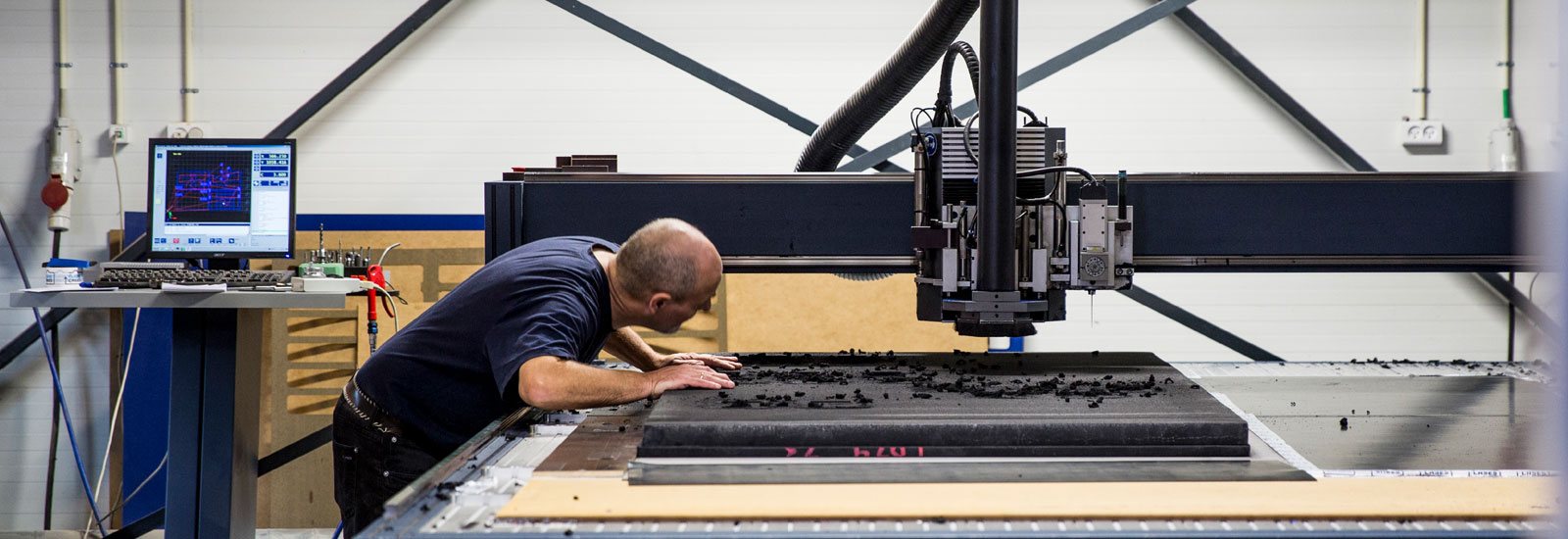 CNC styret fræse og knivskærer til vores skumproduktion.